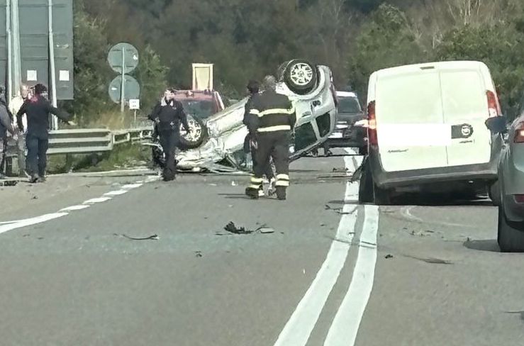 Incidente sulla Cilentana: furgone e auto si scontrano, traffico paralizzato