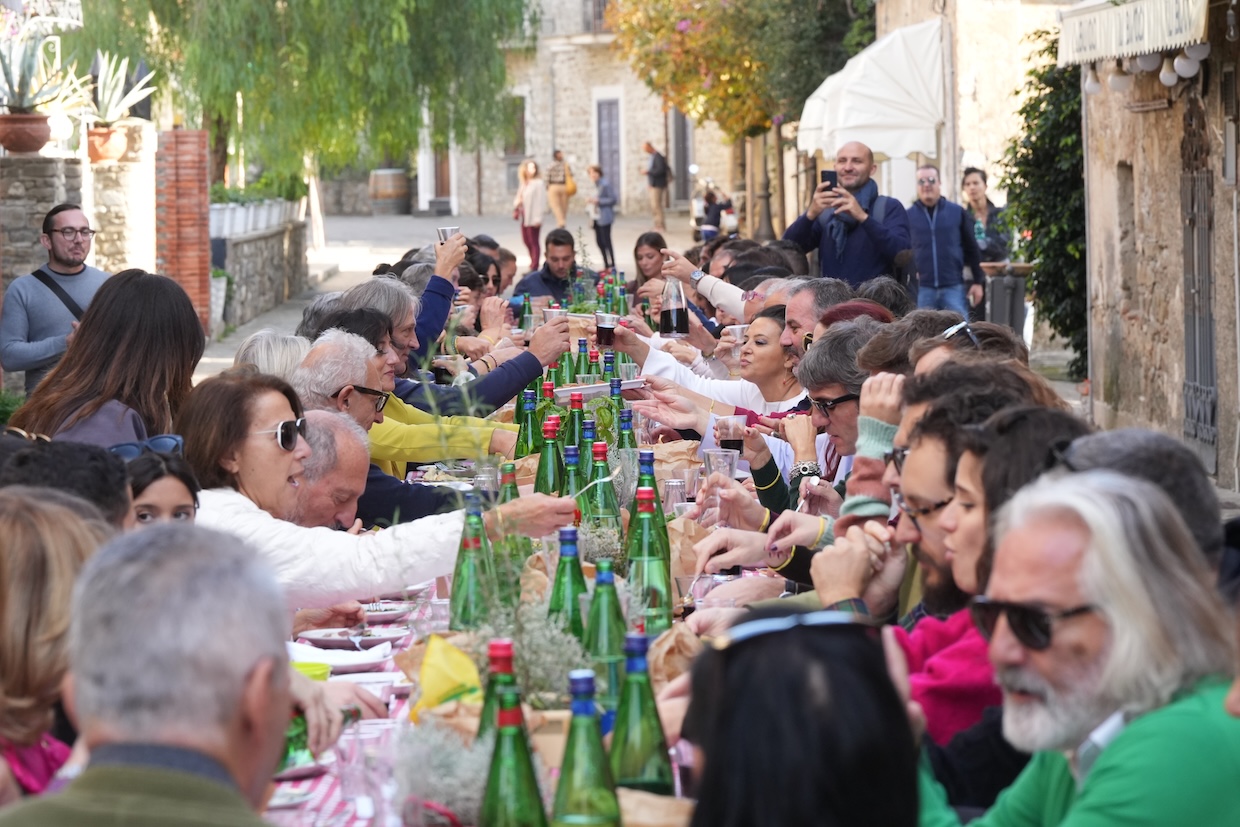 Buon compleanno dieta Mediterranea: oltre 300 commensali alla tavolata del Cilento