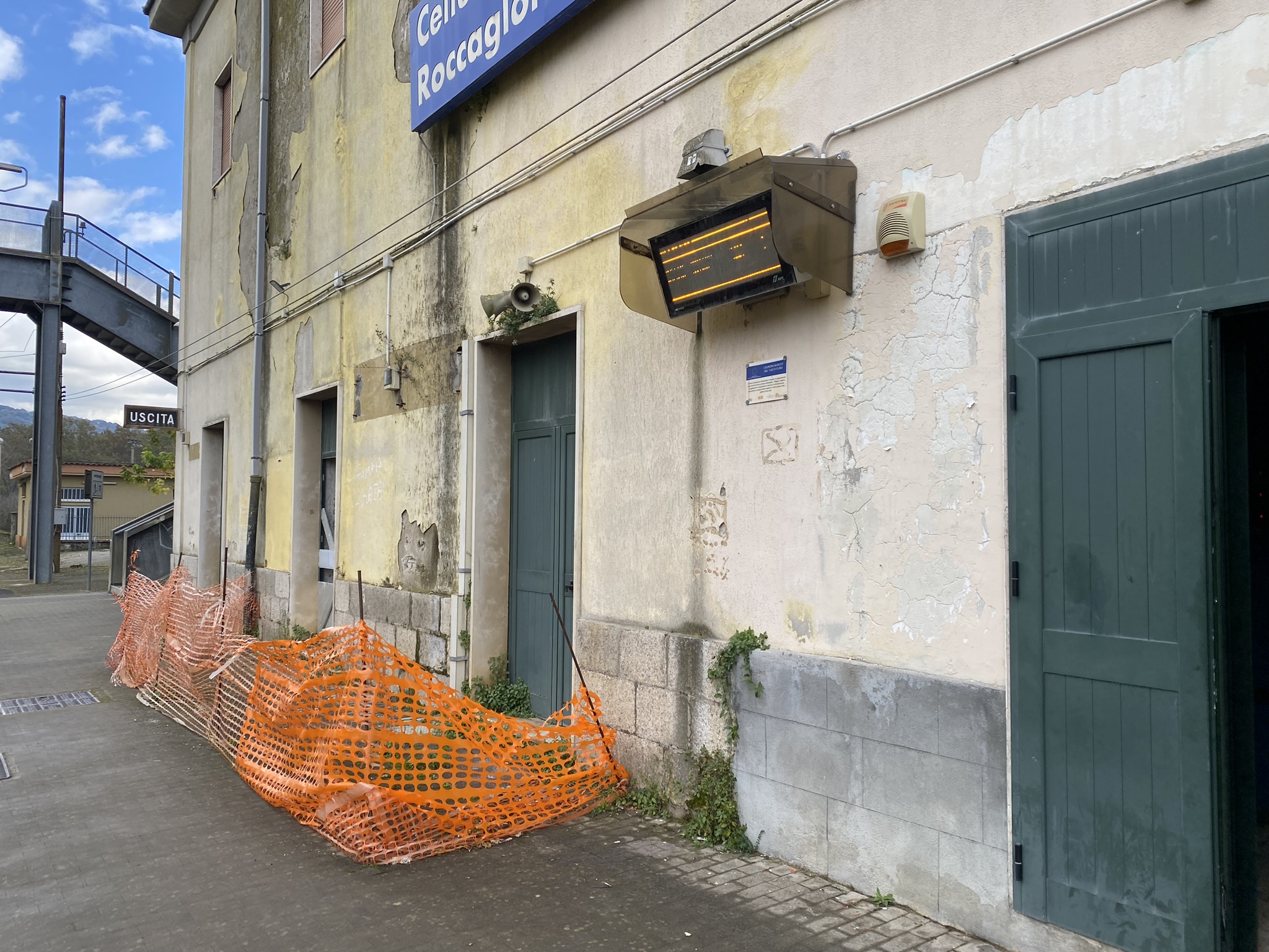 Celle di Bulgheria, stazione ferroviaria in «condizioni disastrose»: la denuncia del sindaco