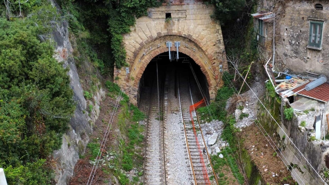 Linea ferroviaria Napoli-Salerno, i lavori sono finiti ma la riapertura slitta ancora