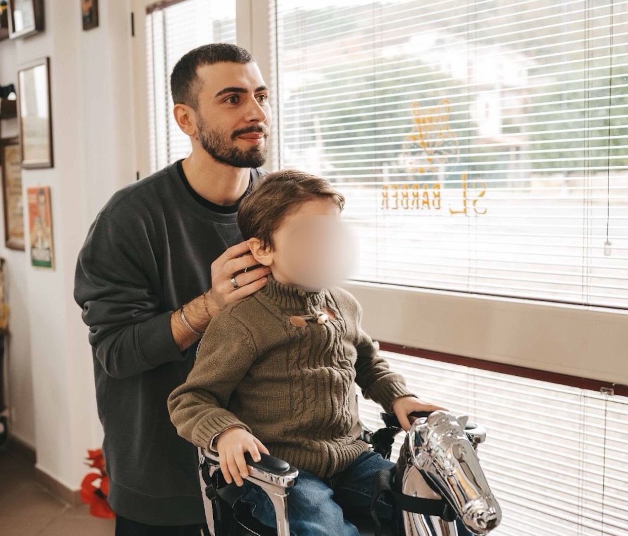 Stefano, barbiere nel Cilento: «Sono specializzato nel taglio ai bambini autistici»