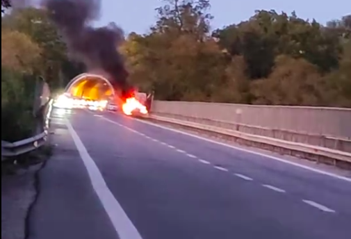 Paura sulla Bussentina tra Caselle in Pittari e Sicilì, auto in fiamme