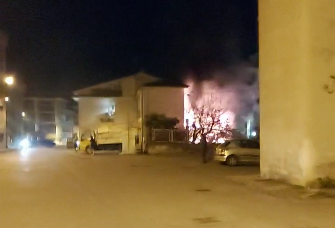 Fiamme nel laboratorio di una pasticceria a Sapri: paura, ma nessun ferito