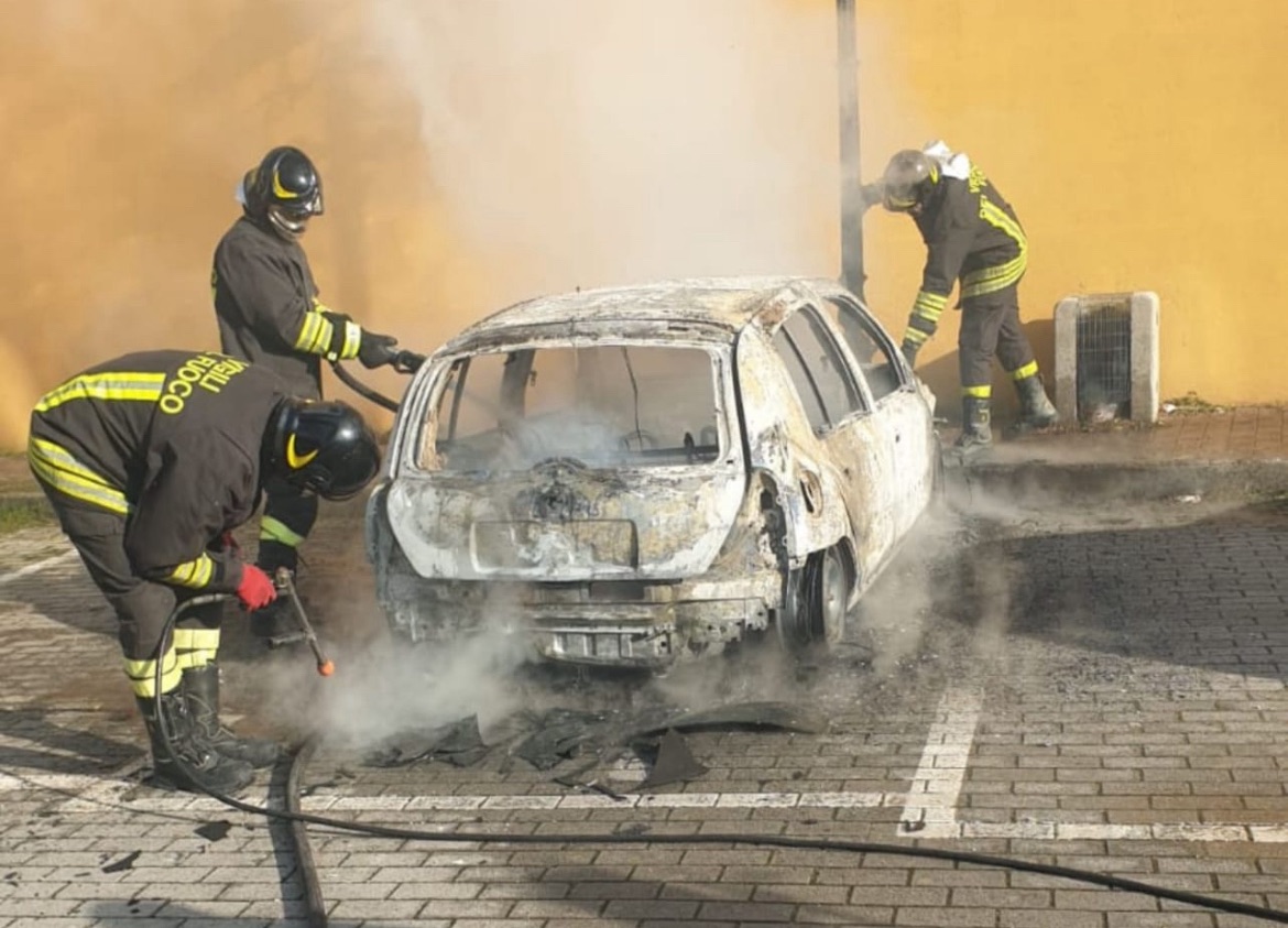 Sant’Arsenio: auto in fiamme in piazza, intervento rapido evita il peggio