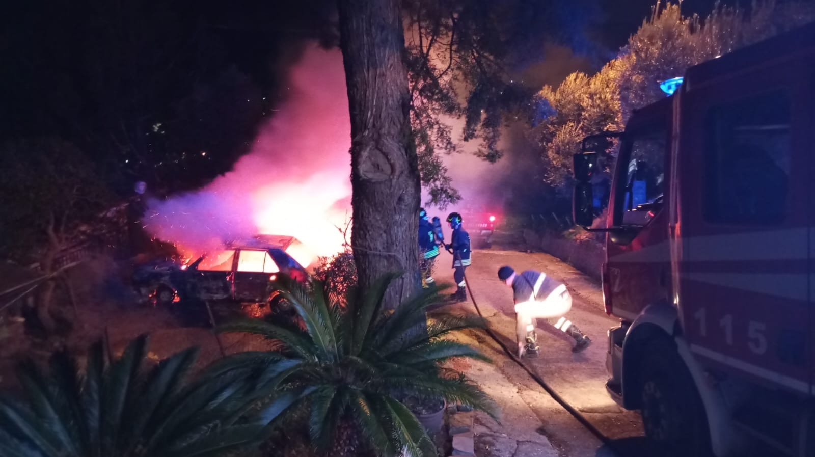 Paura a Castellabate: auto in fiamme, intervento tempestivo evita il peggio