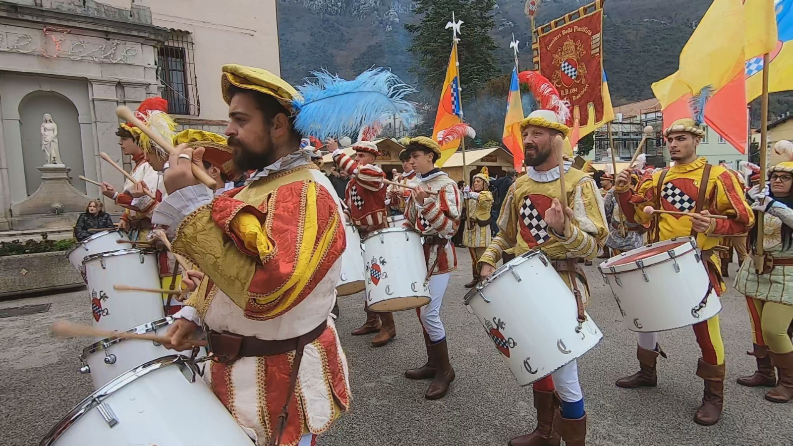 «Strettule», Postiglione fa il pieno di visitatori da tutta Europa