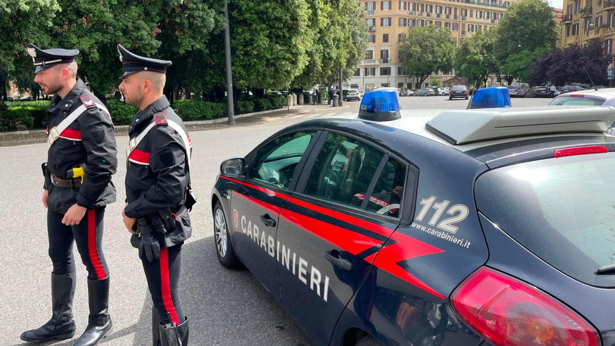 Rompe il naso della compagna colpendola con una testata in faccia: arrestato