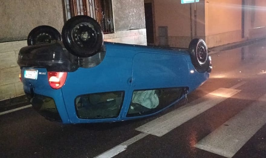 Paura nella notte a San Pietro al Tanagro: auto si ribalta, giovane illeso