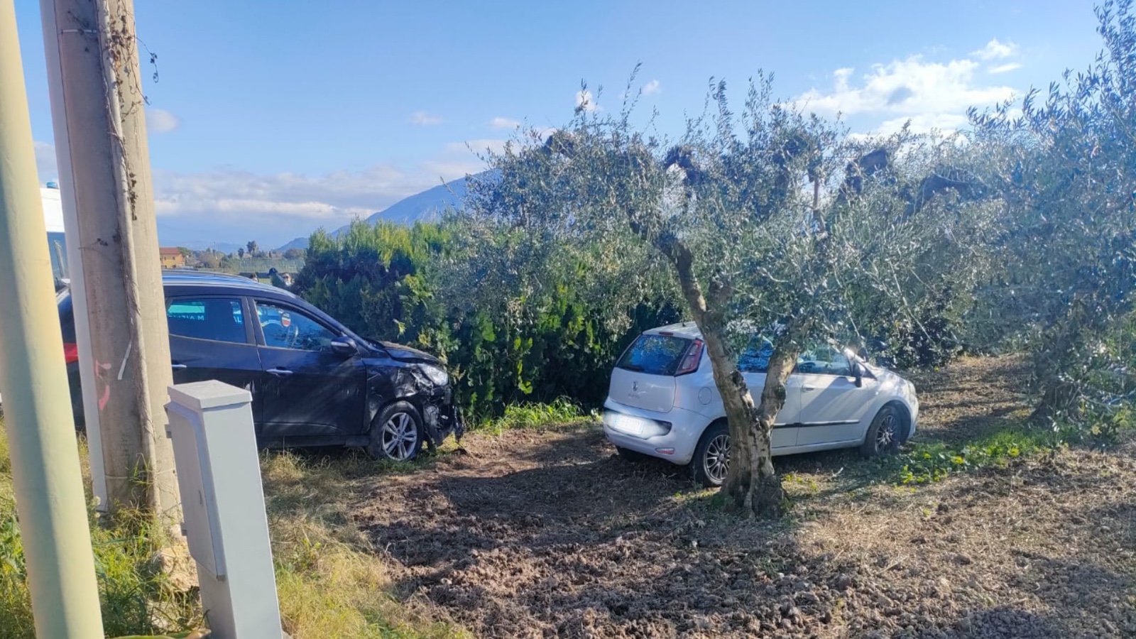 Paura a Capaccio Paestum, scontro violento: donna incastrata in auto