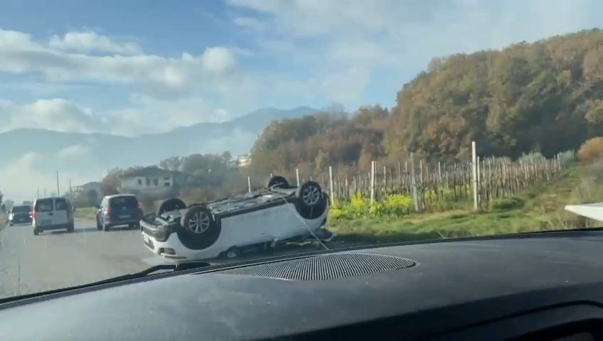 Auto si ribalta tra San Pietro al Tanagro e San Rufo: conducente illeso