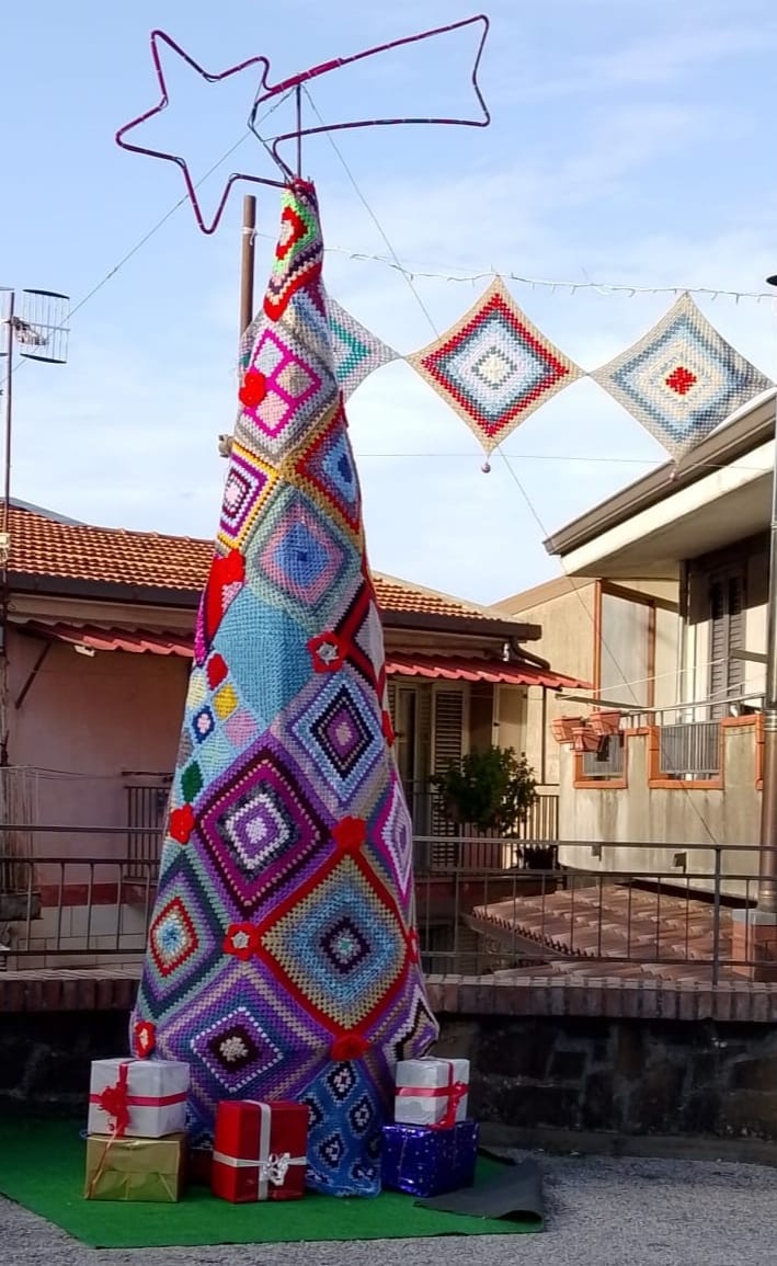 Nel Cilento l’albero di Natale cucito a mano dagli abitanti del piccolo borgo