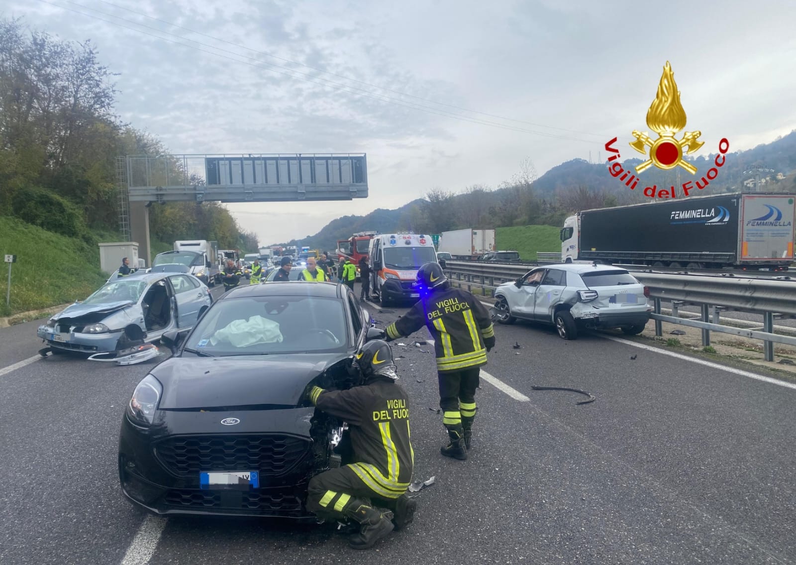 Carambola tra tre auto: quattro feriti, uno in gravi condizioni