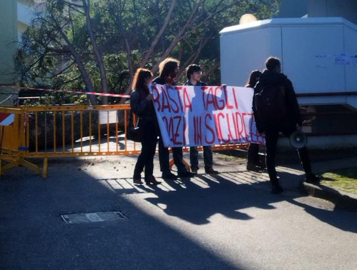 Fisciano, protestano gli studenti dell’Università di Salerno: «Basta tagli, spazi insicuri»