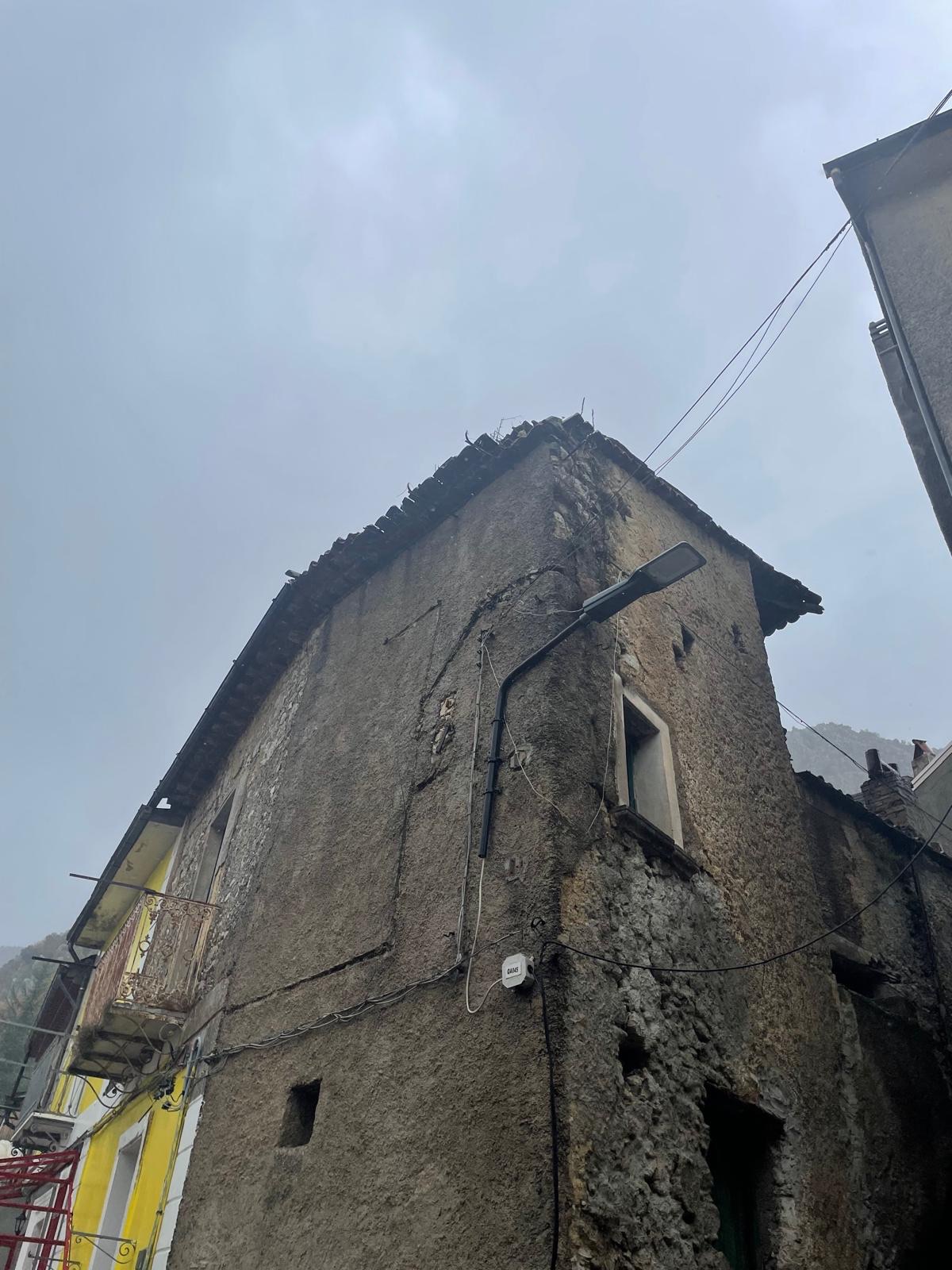 Casa pericolante e burocrazia infinita: bimba con gravi patologie costretta a barriere architettoniche