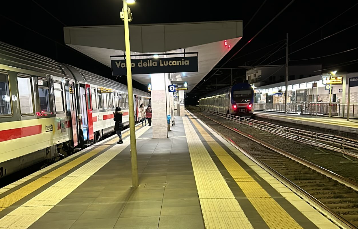 Passeggeri intrappolati nei treni a Vallo della Lucania e Salerno: il blocco dura ore