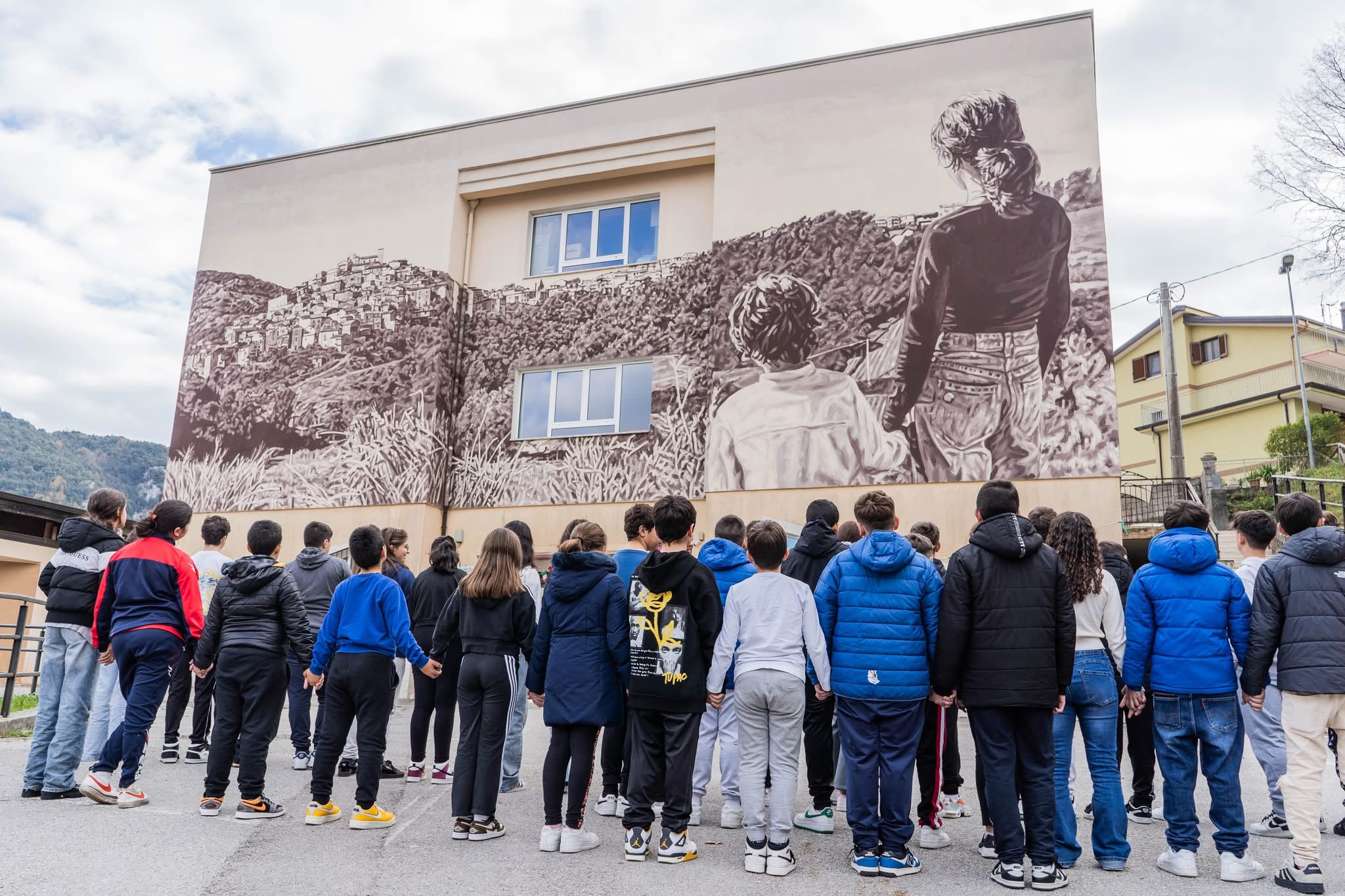 Mariana Duarte Santos a Caselle in Pittari: nel suo murale racconta speranza e futuro