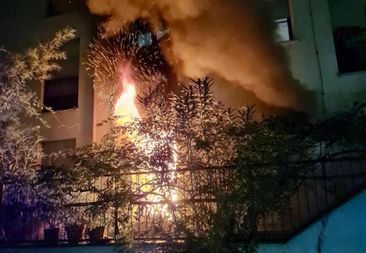 Incendio nella notte a Buccino: abitazione distrutta, nessun ferito