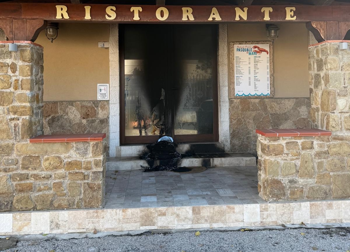 Paestum, atto intimidatorio a Torre di Mare: incendiato l’ingresso di un ristorante