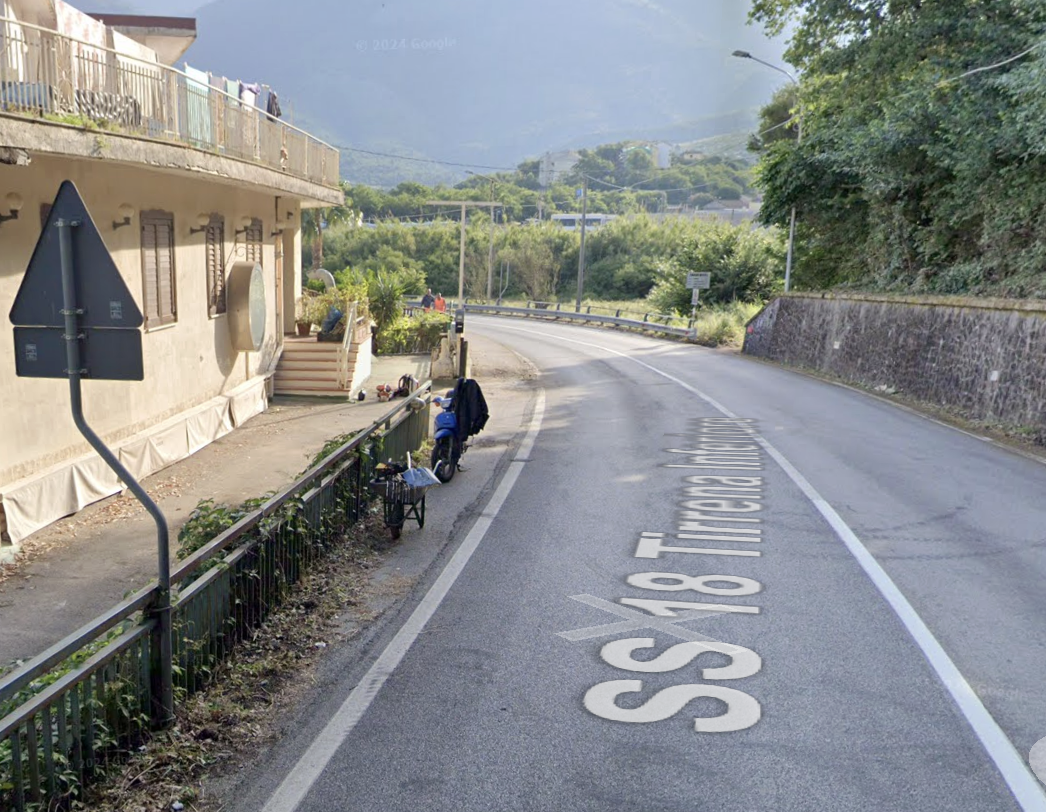 Sapri, giovane evita un branco di cinghiali e sfonda le barriere stradali