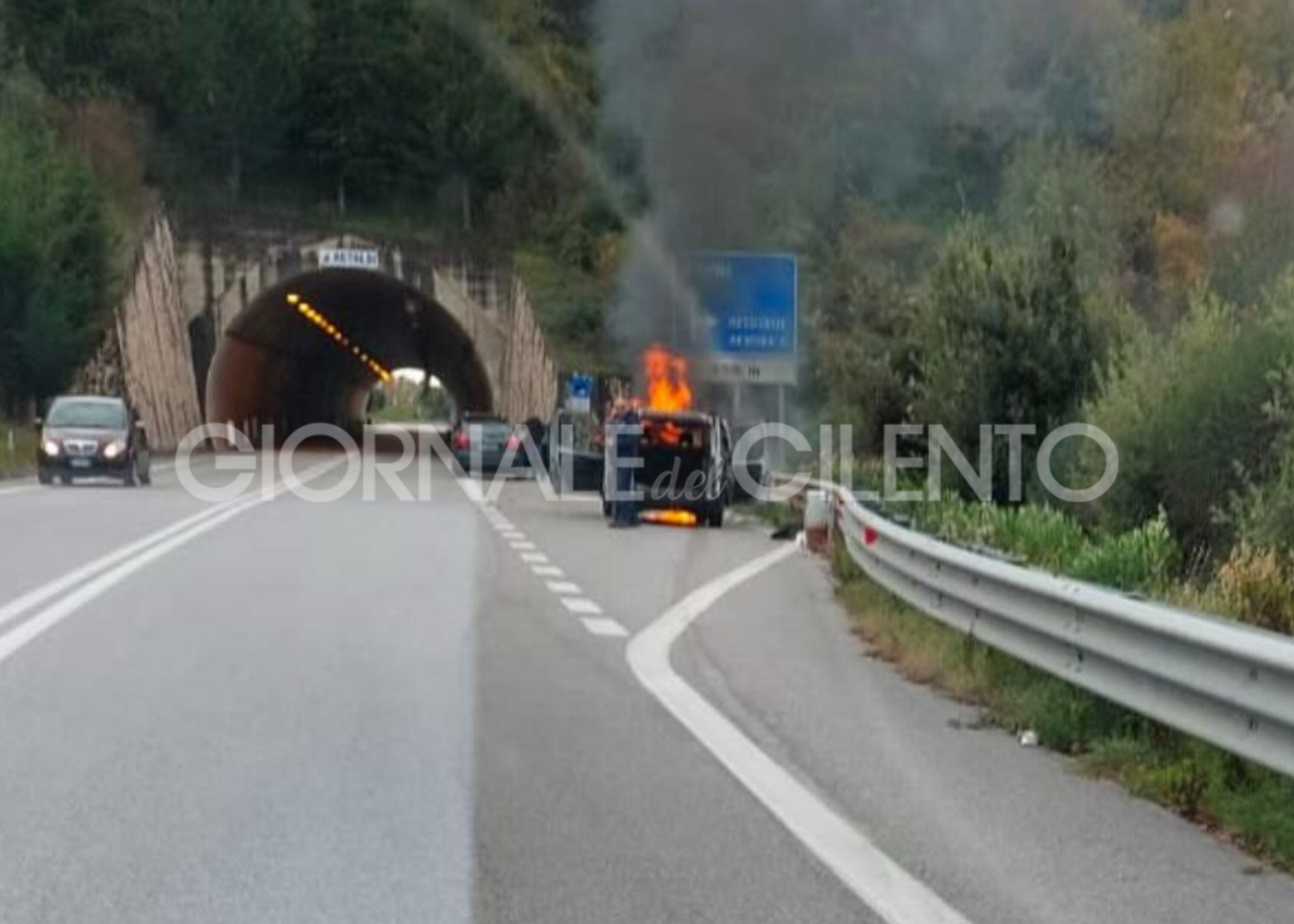 Auto in fiamme sulla Cilentana: paura ma nessun ferito