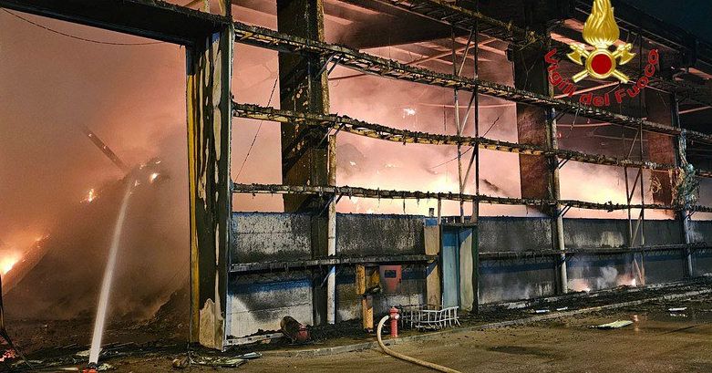 Salerno, incendio in un impianto compostaggio «Misure straordinarie per garantire sicurezza»