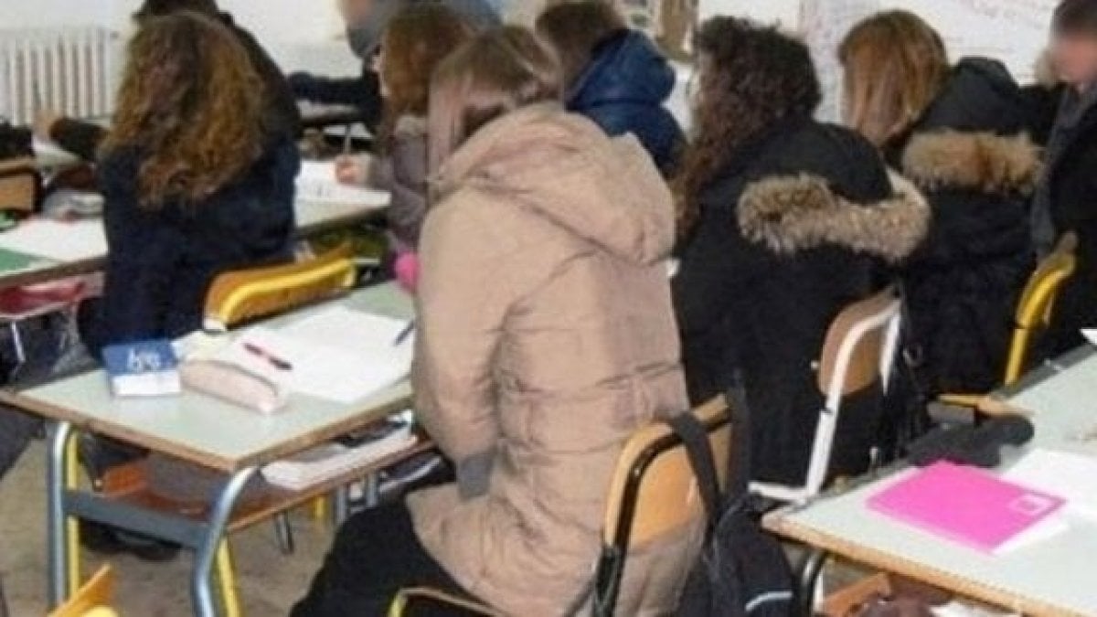 Emergenza freddo a scuola: alunni con i cappotti e genitori in allarme