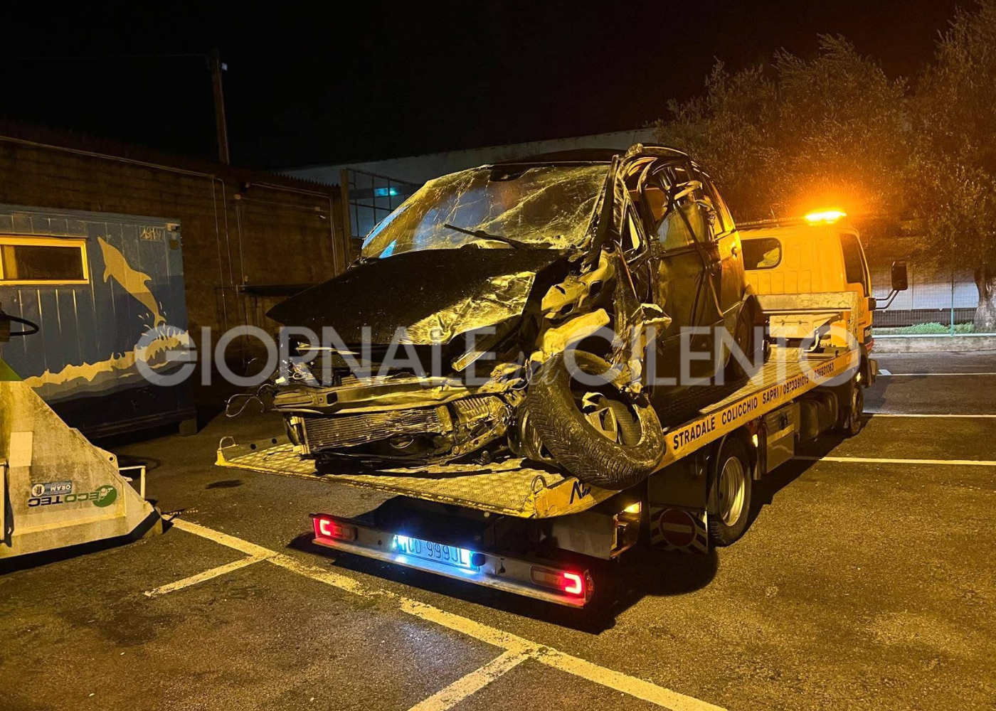 Grave incidente stradale nella notte lungo la Bussentina: auto distrutta