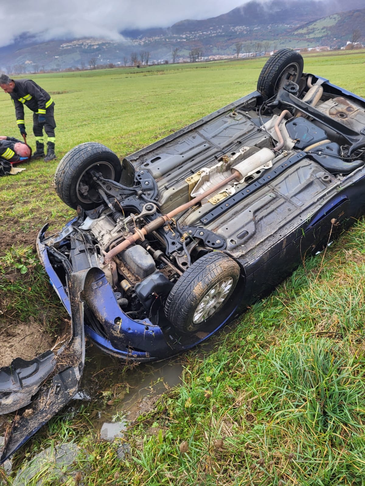 Auto si ribalta sulla strada tra Polla e Teggiano: conducente ferito