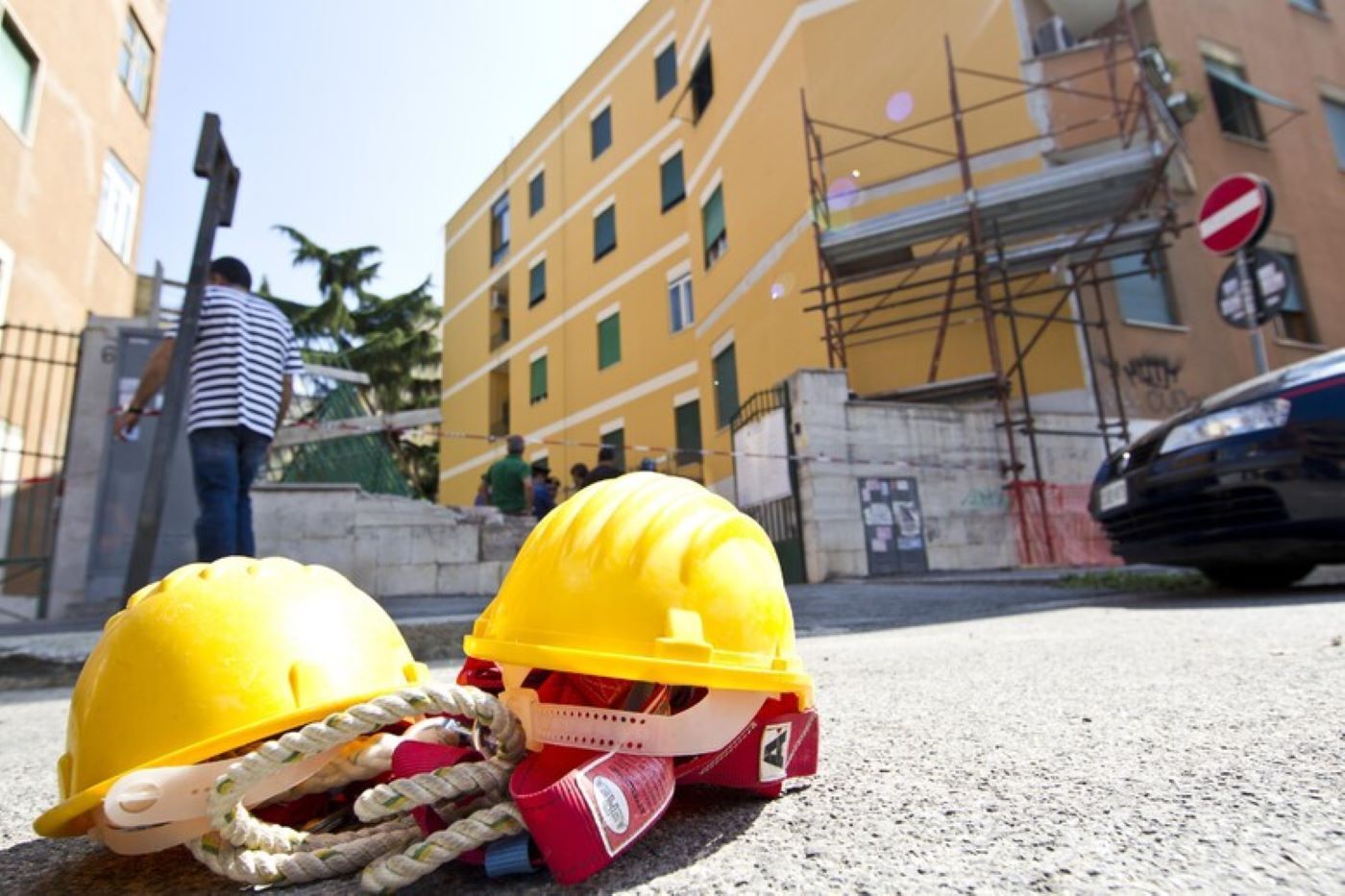 Precipita giù mentre imbianca una facciata: grave un operaio di 41 anni