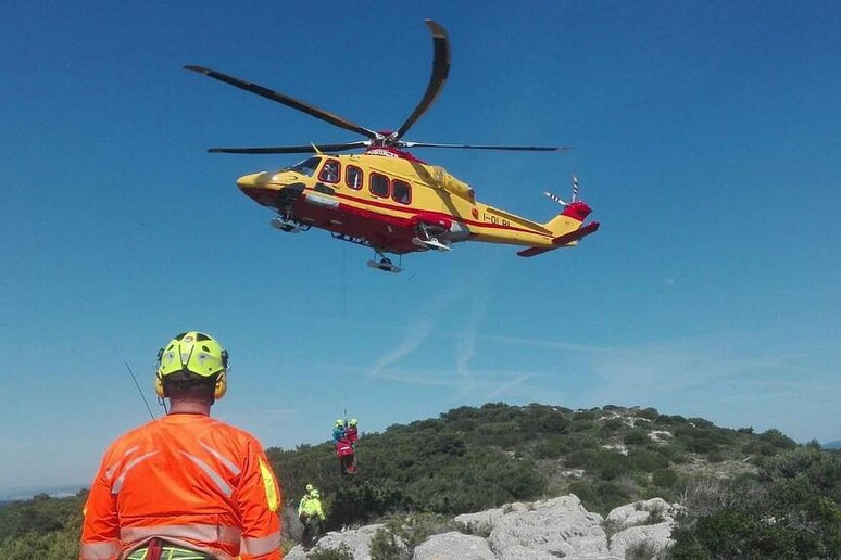 Incidente sul lavoro a Capaccio Paestum: 52enne cade da una scala mentre monta pannelli solari