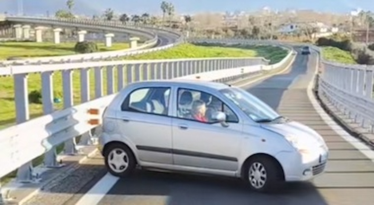 Tragedia sfiorata sull’A30: anziano imbocca l’autostrada contromano