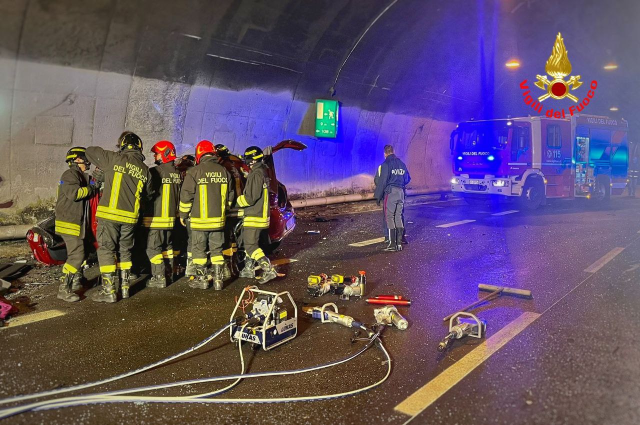 Incidente in galleria sull’A2: due feriti trasportati in ospedale