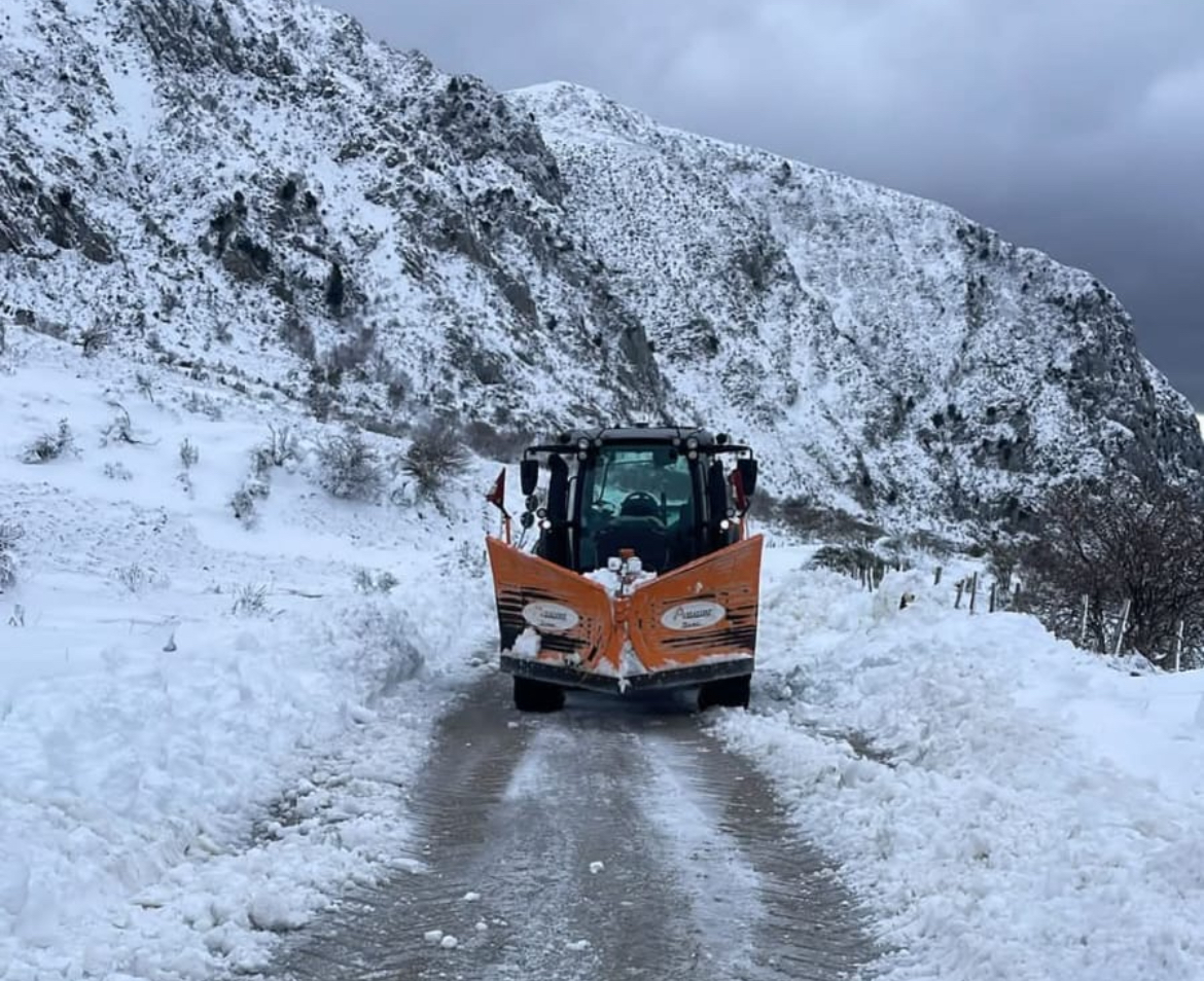 Passo del Corticato sommerso dalla neve: oltre un metro blocca la Sp 11, squadre al lavoro senza sosta