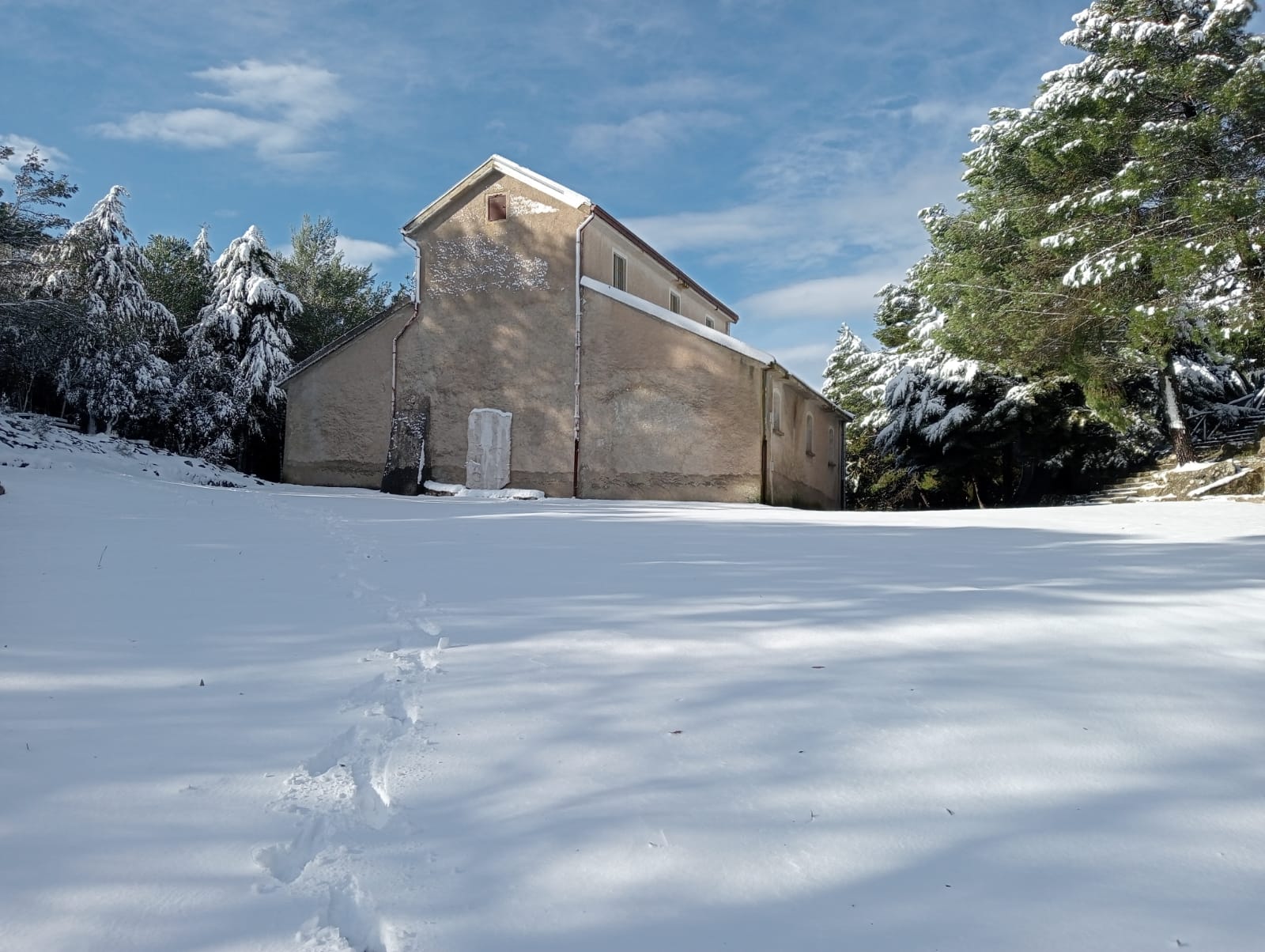 Casaletto Spartano, il Santuario della Madonna dei Martiri imbiancato: un gioiello immerso nella neve