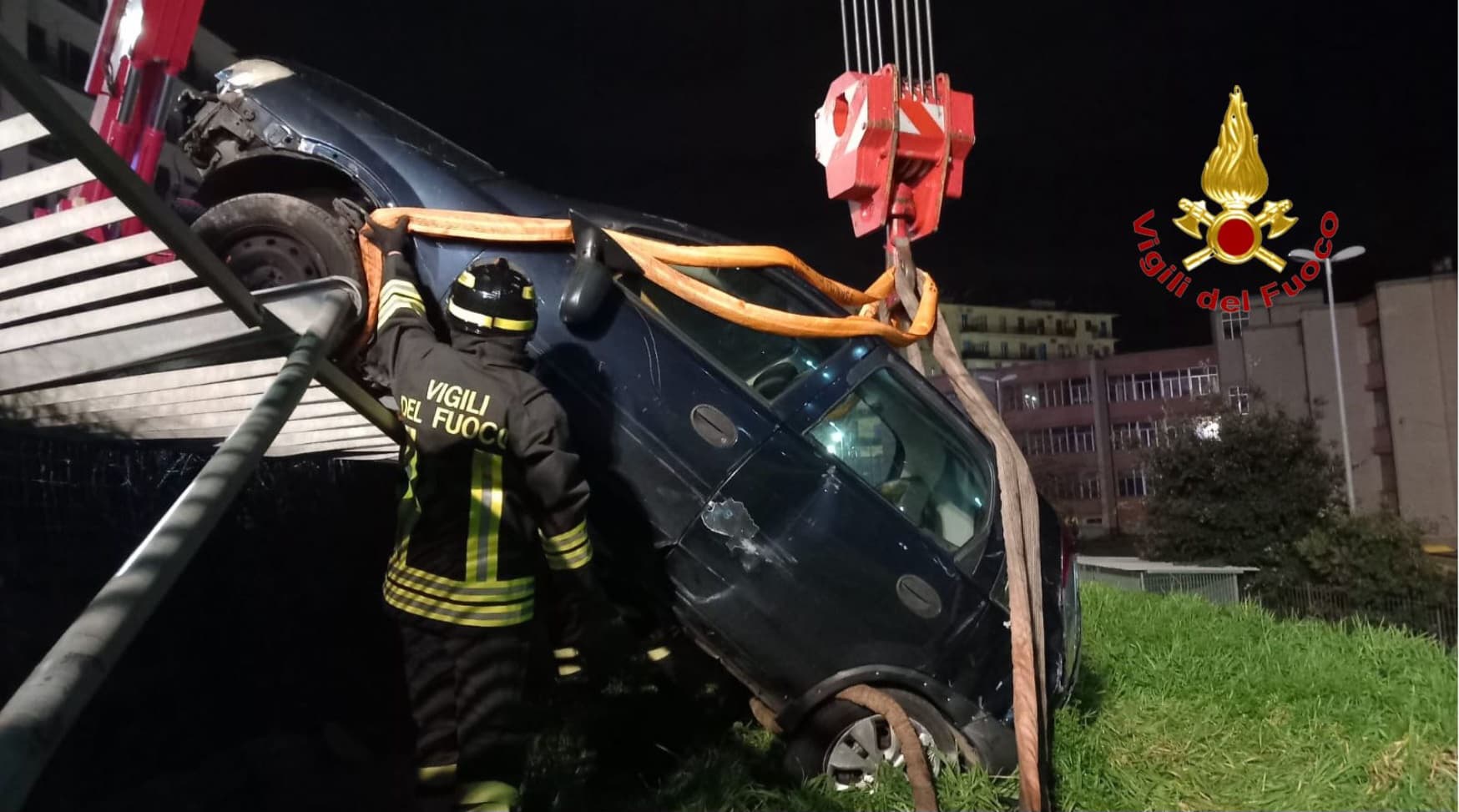 Auto sfonda la ringhiera di un cavalcavia e precipita giù: illeso il conducente