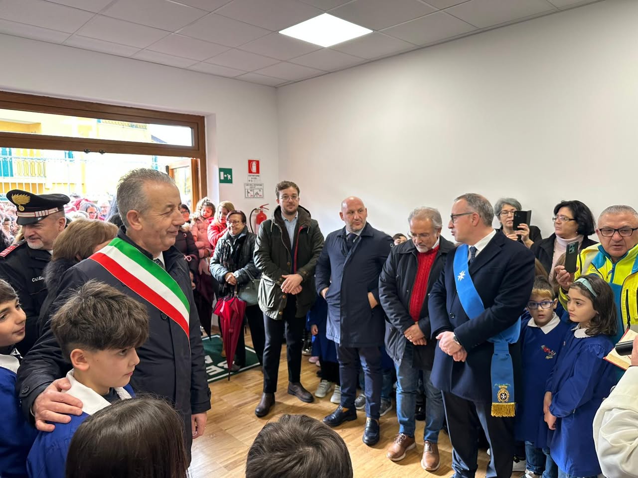 Moio della Civitella, inaugurata la nuova scuola. Computer donati dalla Bcc Magna Grecia