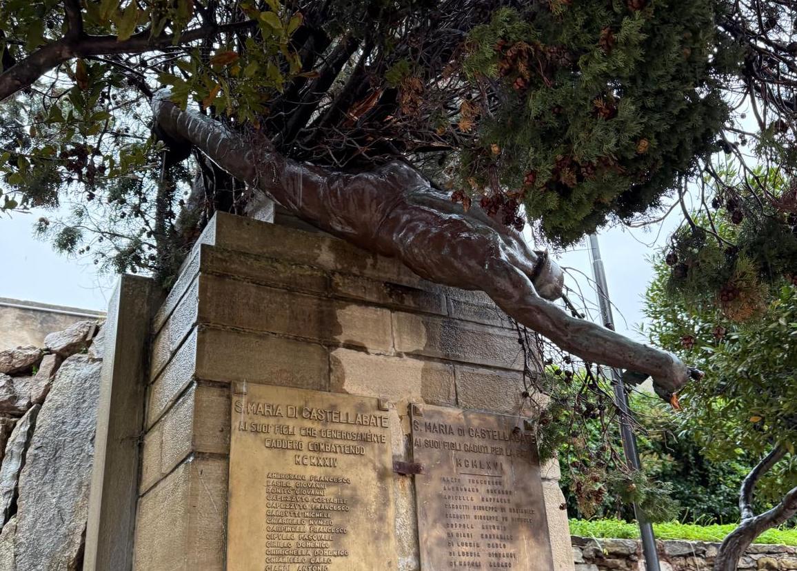 Castellabate: il maltempo abbatte un albero sul monumento al Milite Ignoto, distrutta memoria storica di Piazza Lucia