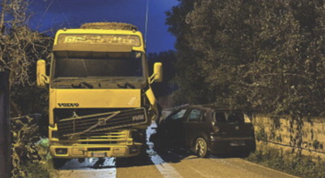 Auto contro camion: 39enne ricoverato in ospedale