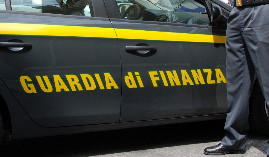 Titoli falsi: 7 arresti e oltre 100 indagati in un’inchiesta nazionale