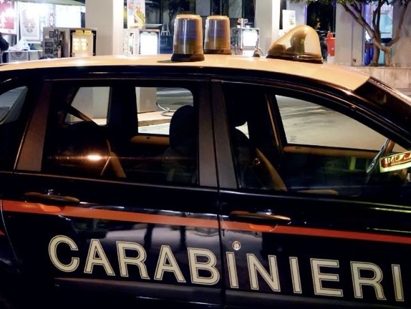 Paura a Padula: rapina a mano armata al distributore, caccia al bandito mascherato