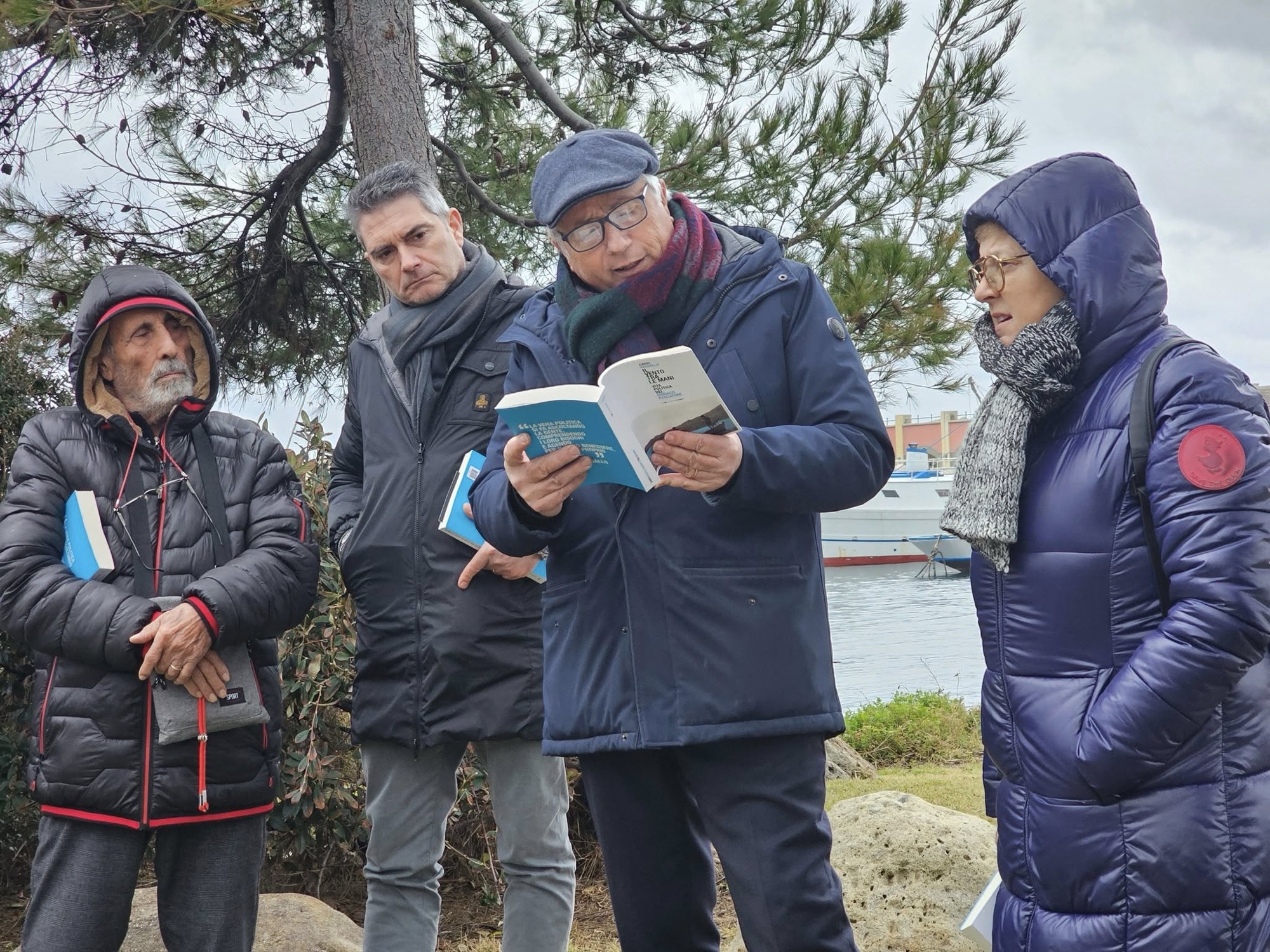 Sul Porto di Acciaroli il reading collettivo di presentazione del libro “Il vento tra le mani” in ricordo di Angelo Vassallo