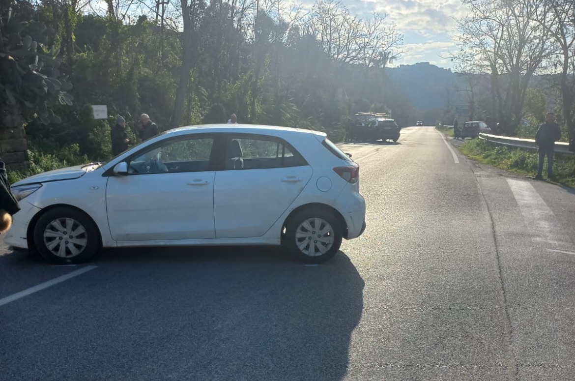 Schianto sulla Via del Mare: auto si ribalta, due donne ferite e trasportate in ospedale