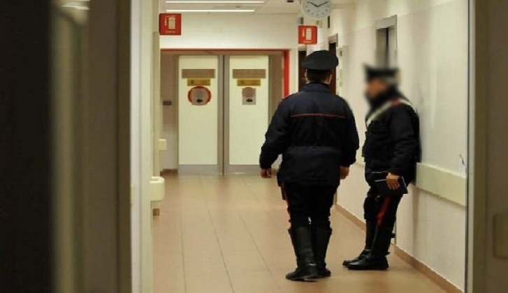 Tenta di avvicinarsi alla moglie in ospedale violando il divieto: arrestato