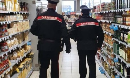 Ruba formaggi per centinaia di euro a Polla: ladro bloccato dai proprietari e arrestato