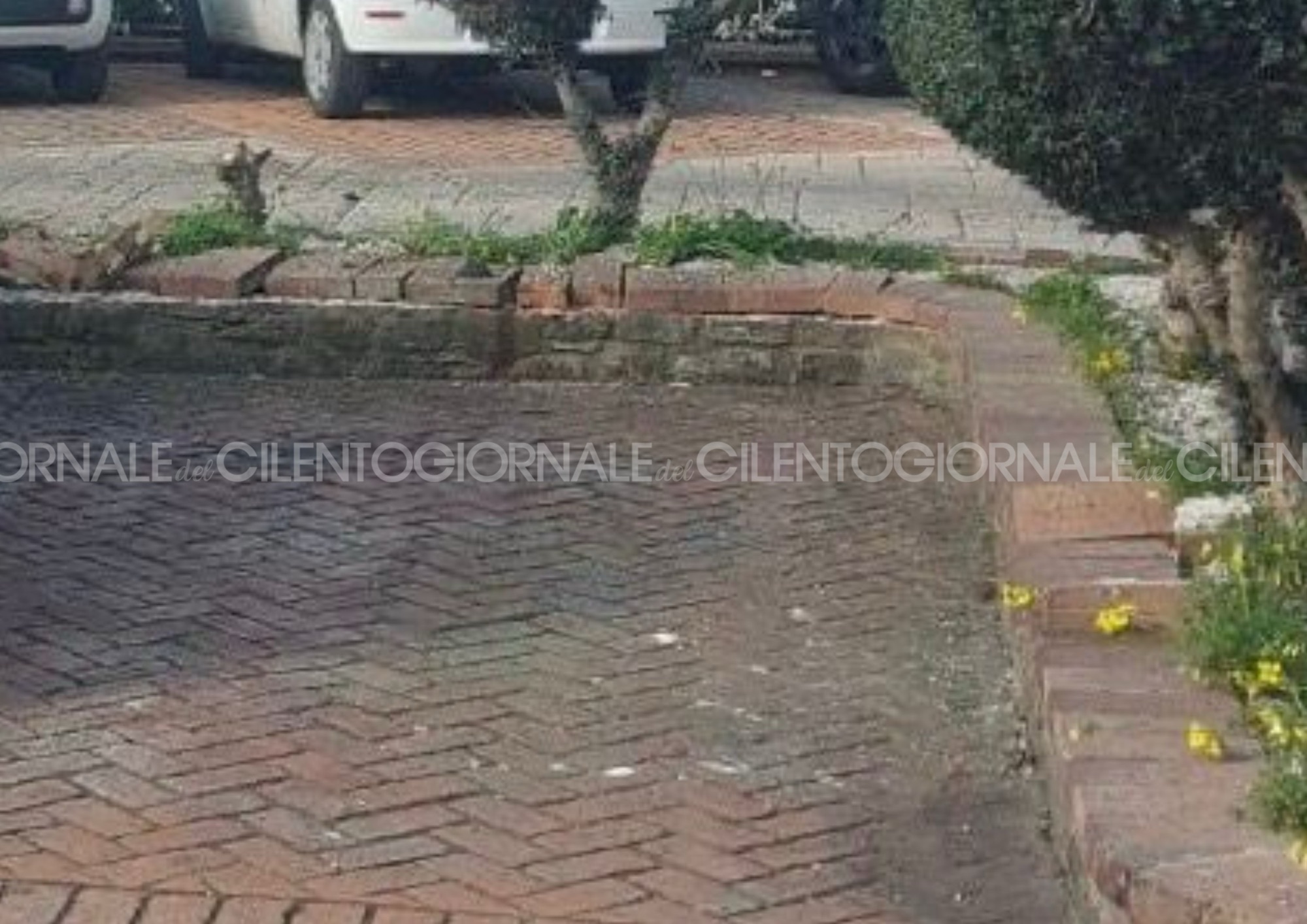 Castellabate, sbaglia manovra e investe la donna che lo stava aiutando a parcheggiare: è grave