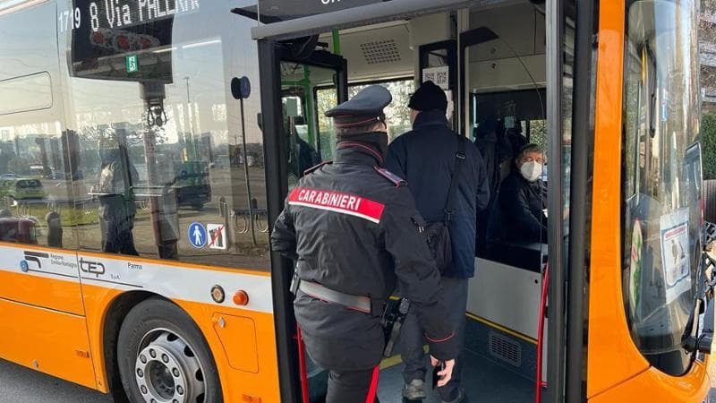 Violenta aggressione a un autista di BusItalia: arrestato un 27enne