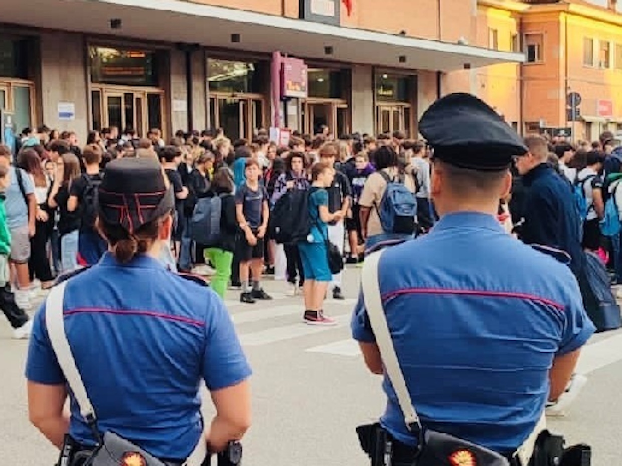 Agropoli, alunni e genitori arrivano a scuola ma la trovano chiusa. Arrivano i carabinieri