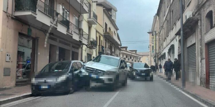 Incidente a Sala Consilina: auto in movimento colpisce vettura in sosta