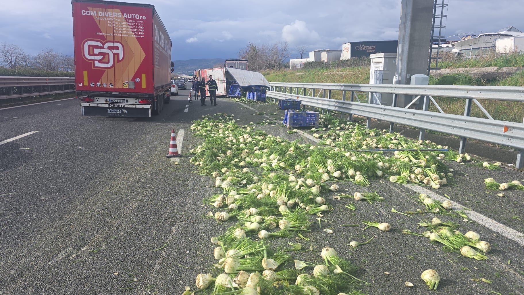 Caos sull’A2: camion perde il carico di verdure a Battipaglia, traffico in tilt