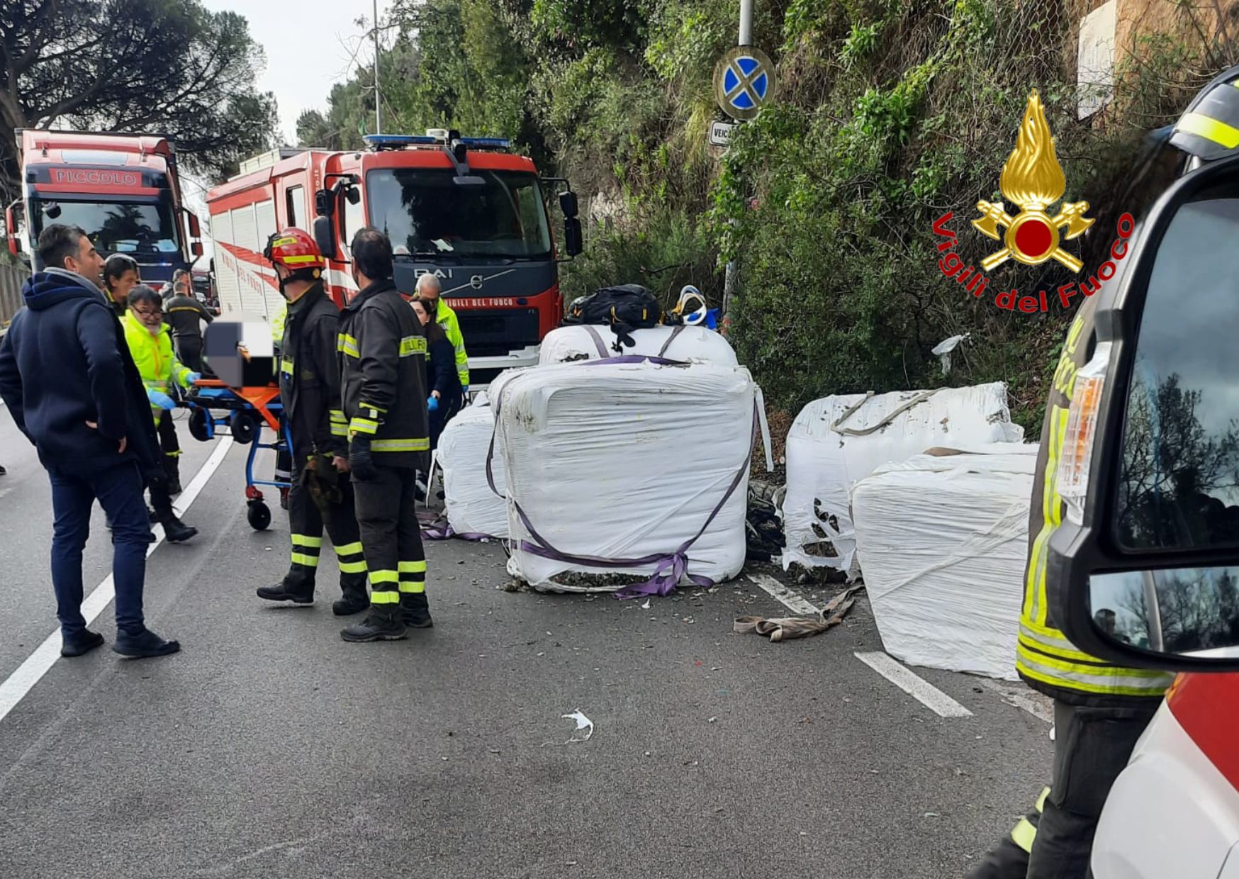 Camion perde carico di ecoballe, travolto gruppo ciclisti: un morto